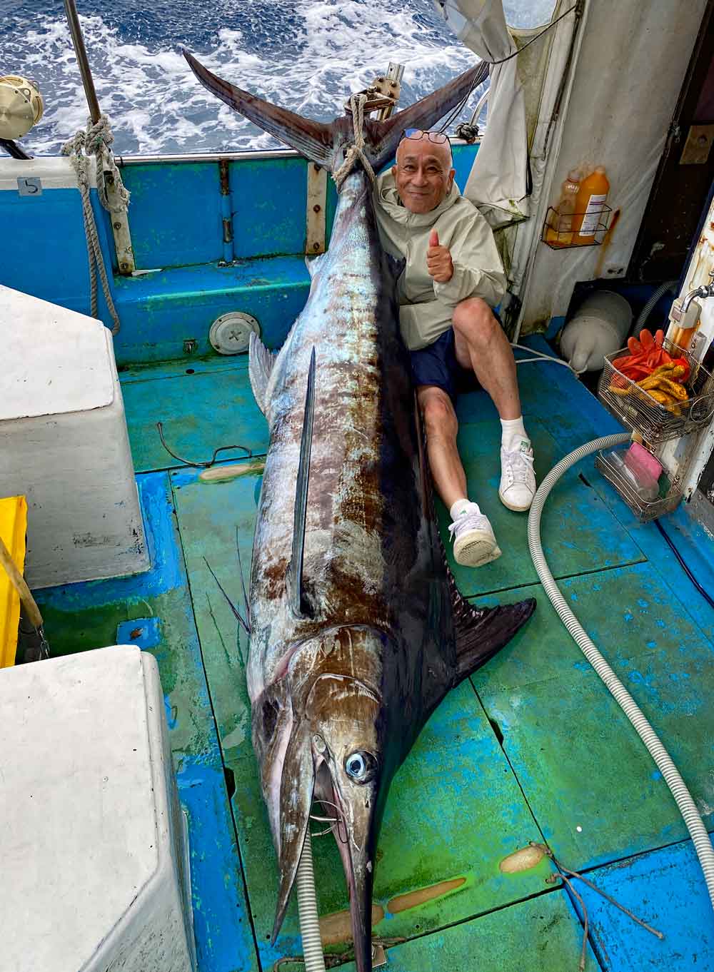 沖縄でカジキを釣り上げた男性