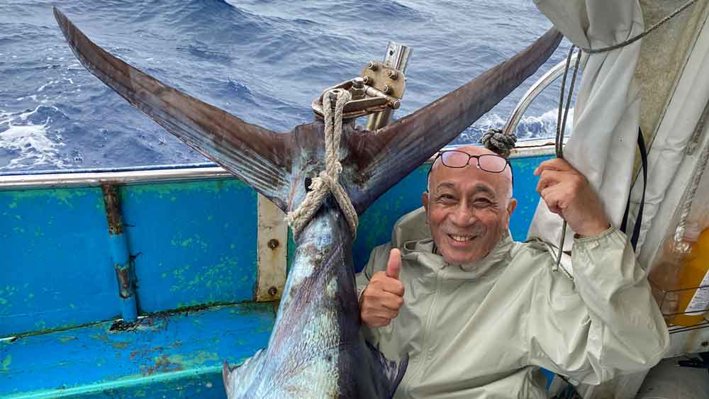 沖縄のトローリングでカジキを釣り上げた男