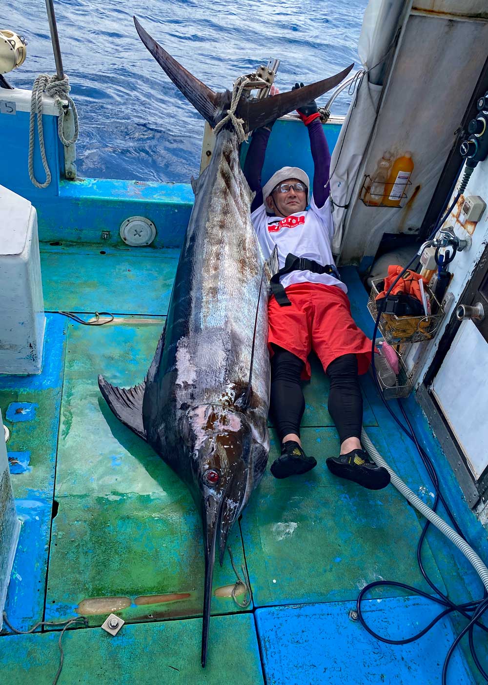 100kgのカジキを釣り上げたアングラー