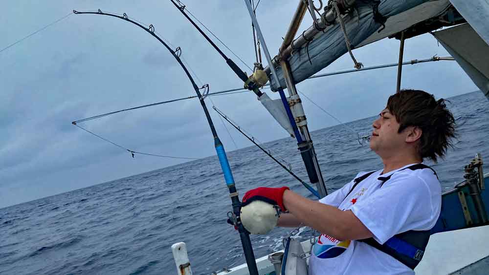 沖縄でカジキ釣りをしている群馬県からきた男性