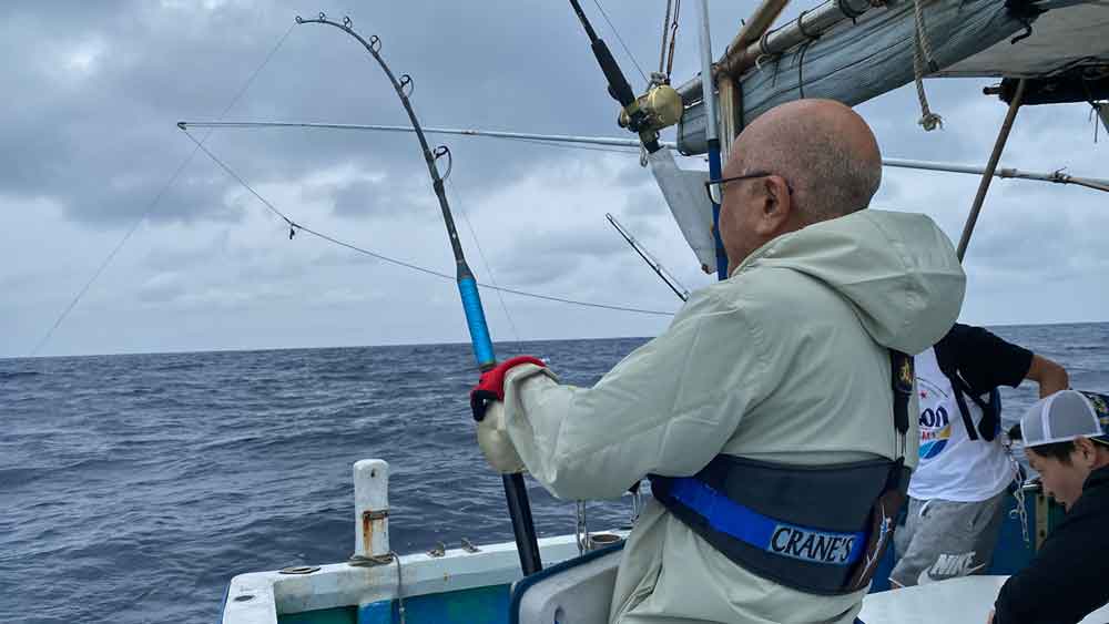 沖縄でカジキ釣りをしている男性