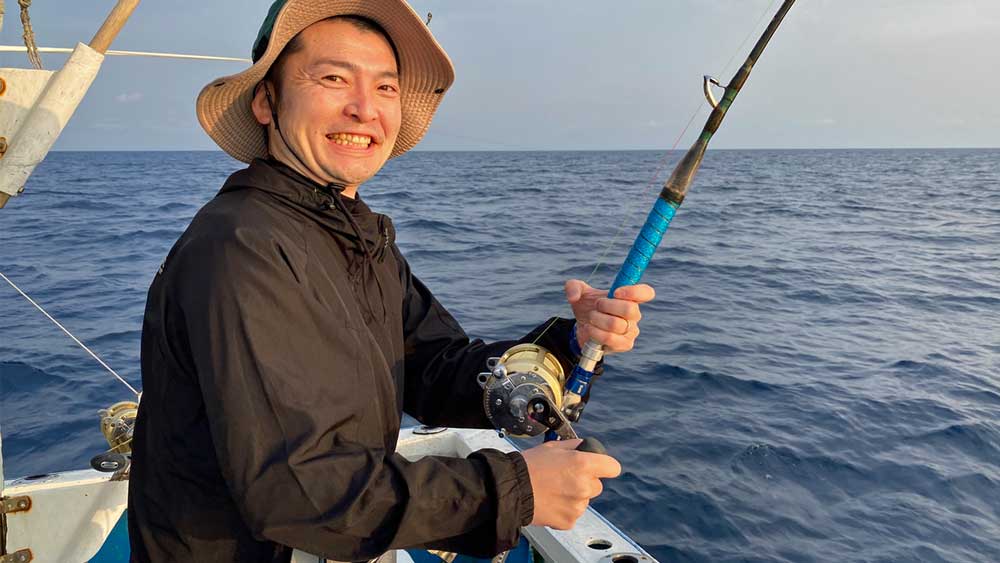 トローリングでシイラ釣りをしている男性