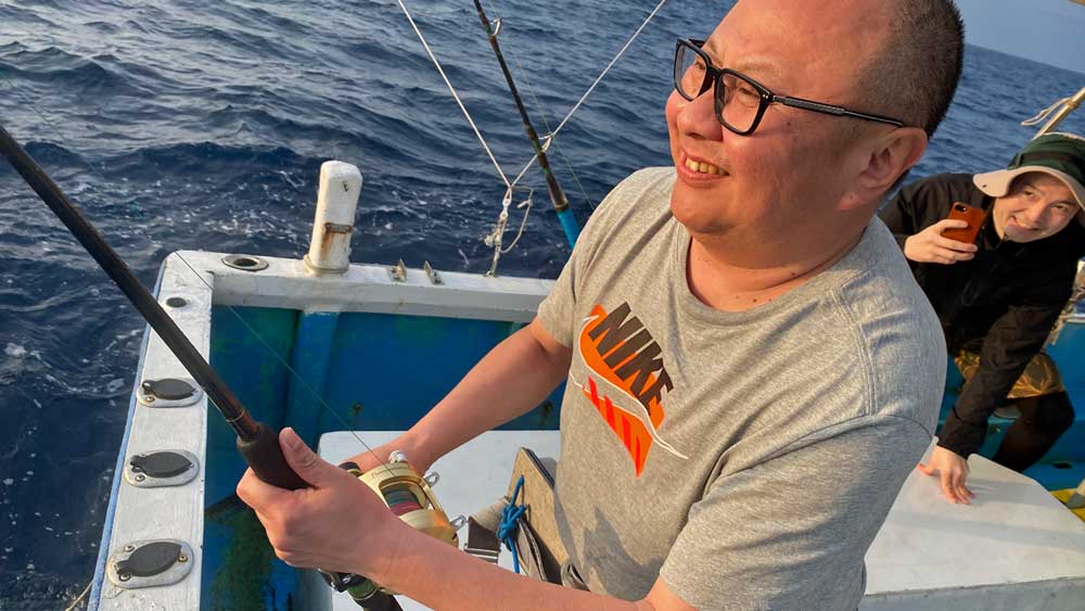 トローリングでカツオ釣りをしている男性