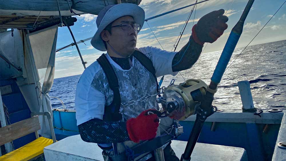 クレーンズ沖縄のトローリングでカジキ釣りをしている男性