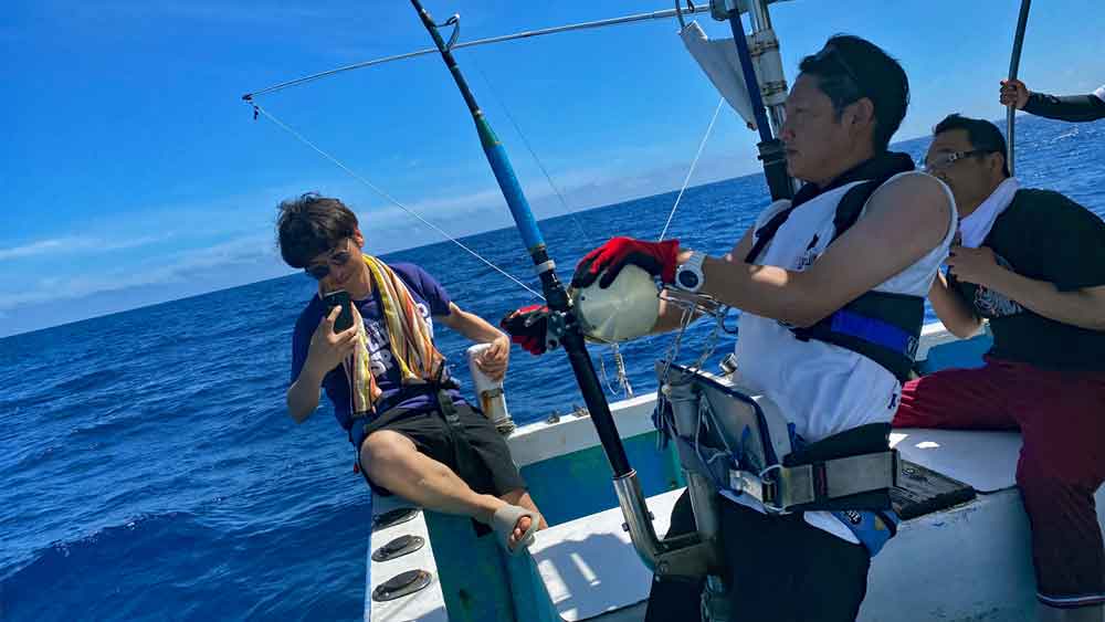 沖縄でブルーマーリン釣りをしている男性