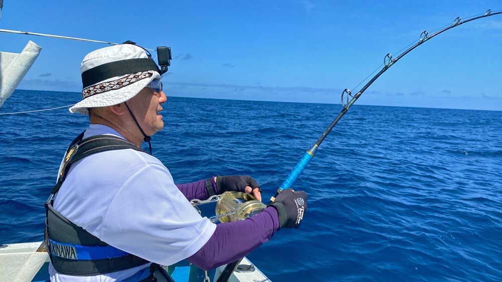 カジキ釣りをしているGoProを頭に装着した男性
