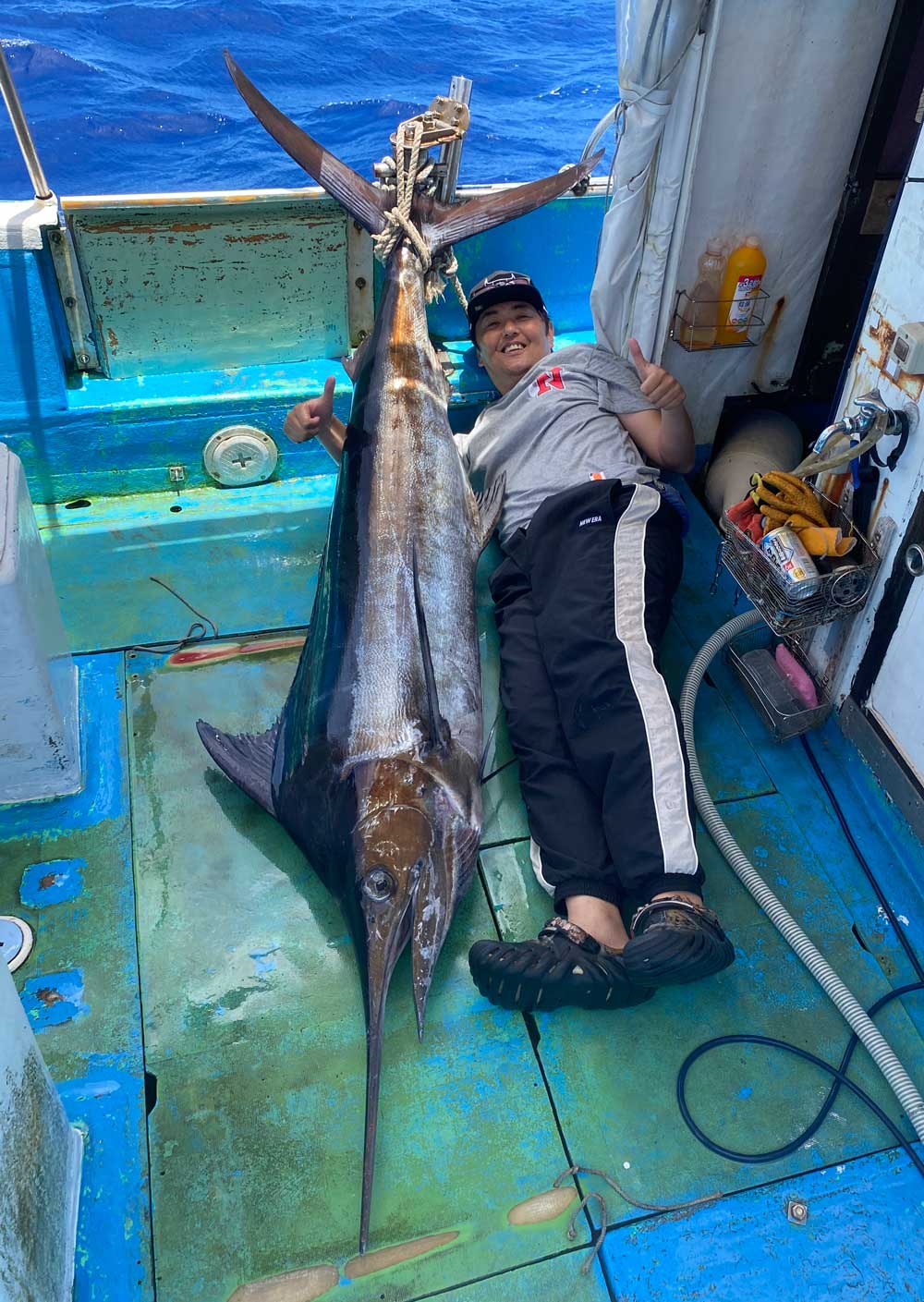 沖縄でカジキ釣り喜ぶ香川県の男性