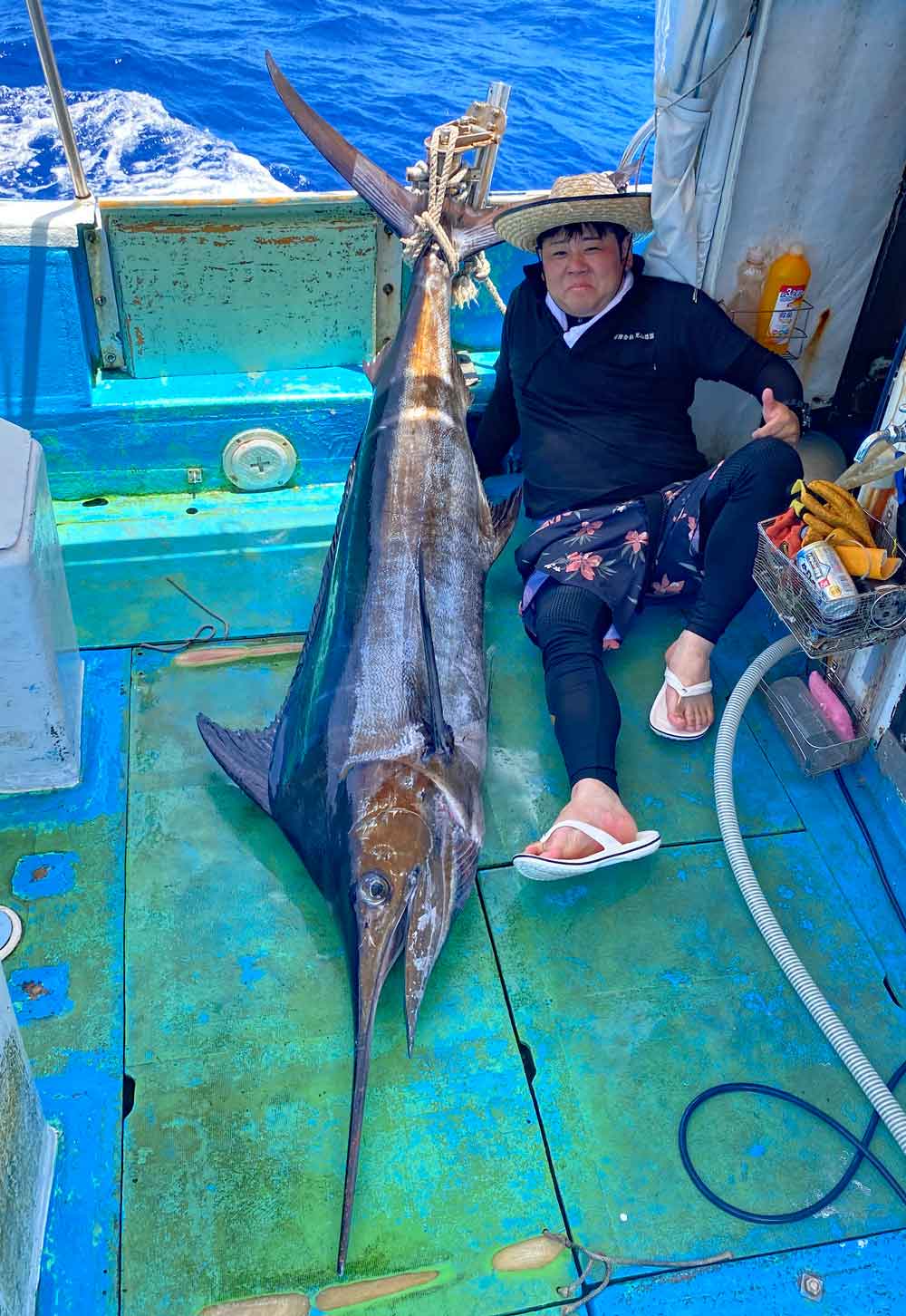 沖縄でカジキ釣り上げた男性