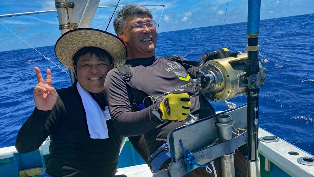 沖縄でカジキ釣りをしている香川県の男性と麦わら帽子の男