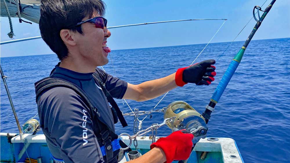 沖縄でカジキ釣りをしている三重県からきた舌を出している男性