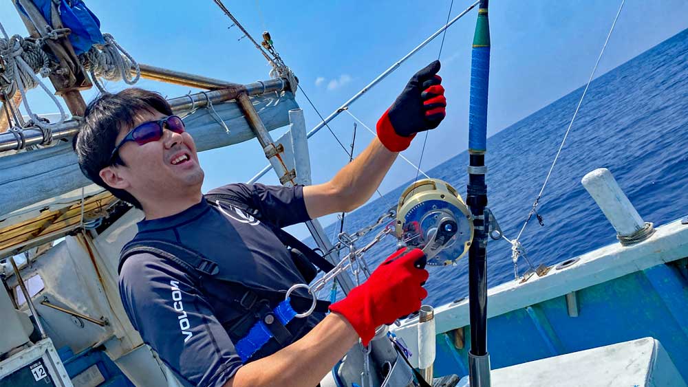 沖縄でカジキ釣りをしている三重県からきた笑顔の男性
