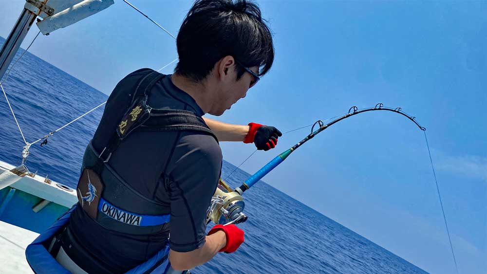 沖縄でカジキ釣りをしている三重県の男性