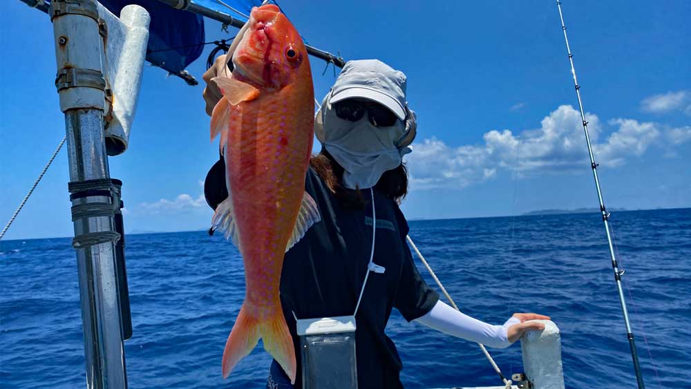 リュウキュウアカヒメジを釣り上げた女性