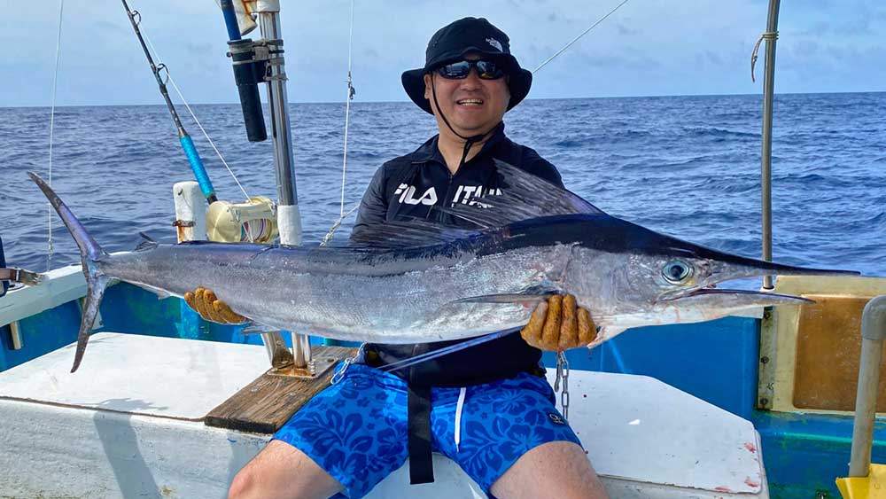 フウライカジキを釣り喜ぶ男性