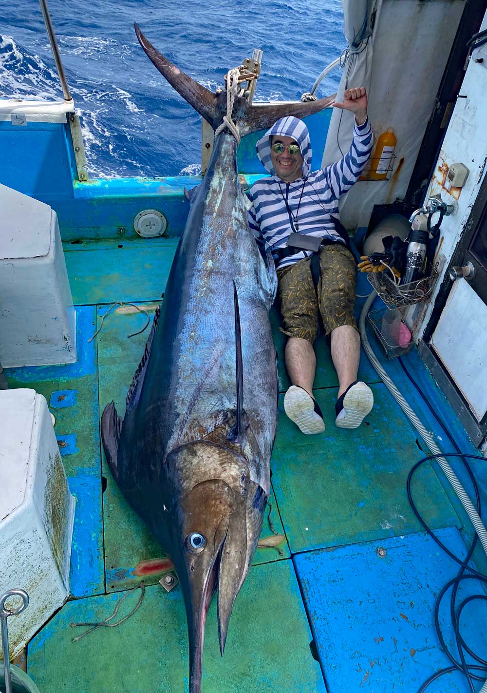 150kgの大物カジキを釣り上げ喜ぶ男性
