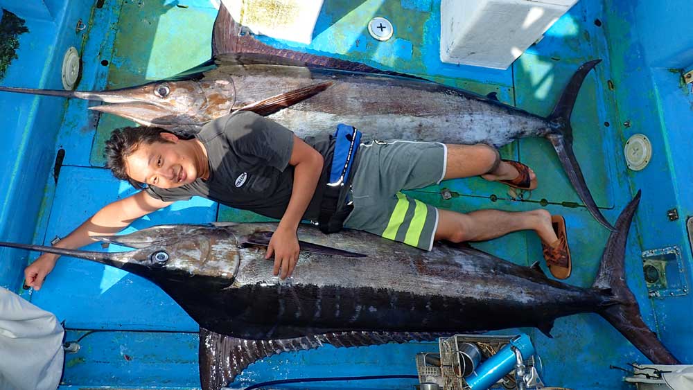 ダブルヒットで2本のカジキを釣り上げる