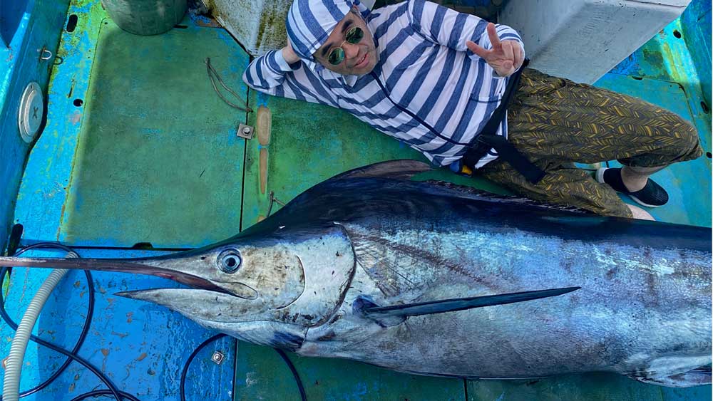 150kgのカジキを釣り上げ横になっている男性