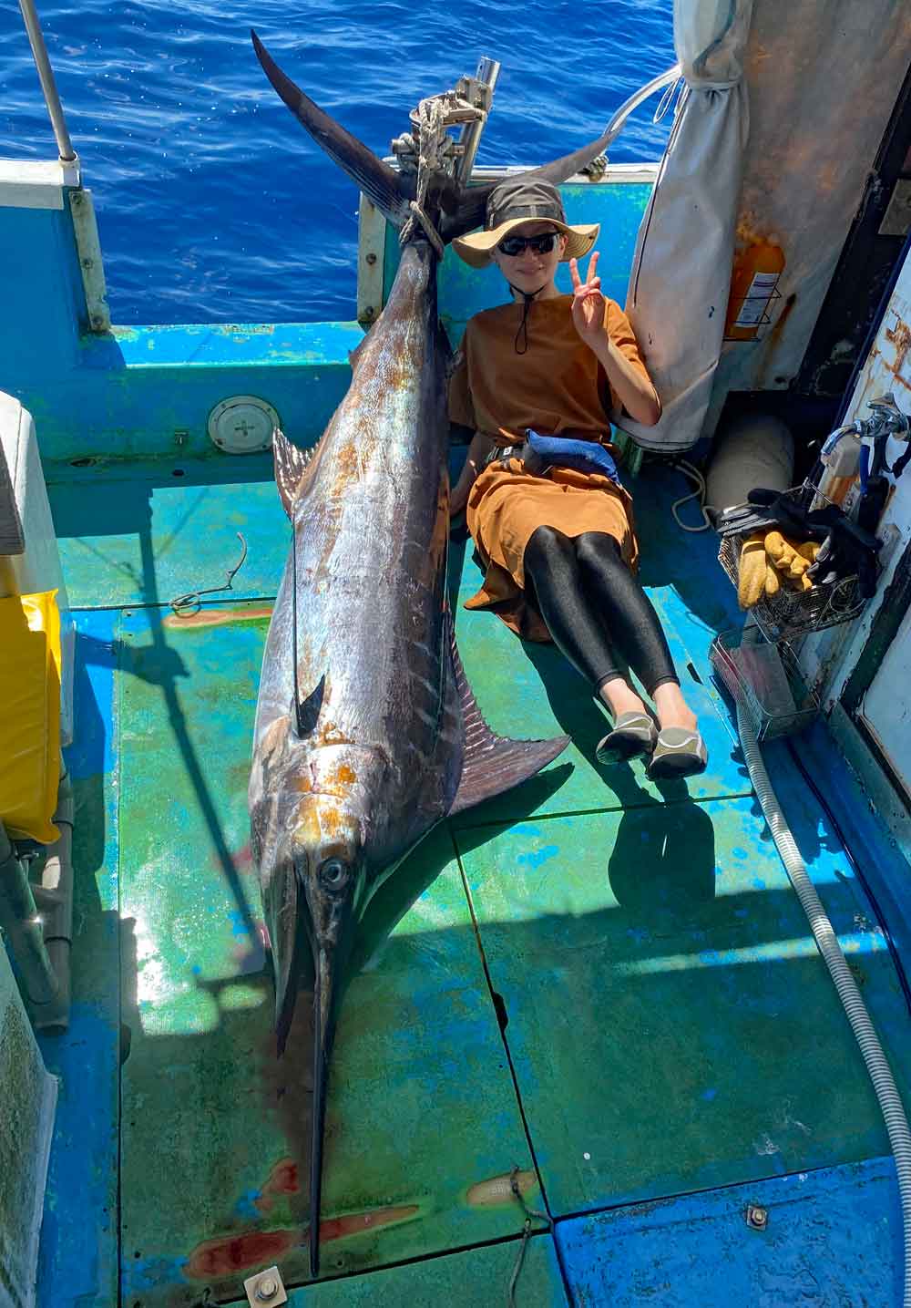 釣り上げたカジキと女性