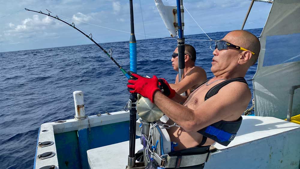 カジキ釣りをしているダングラスの男性