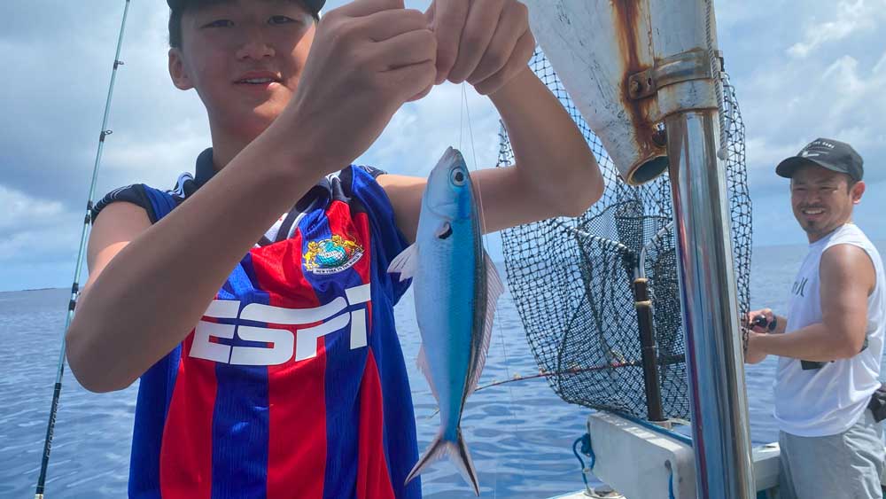 サビキ釣りでグルクンを釣り上げた少年