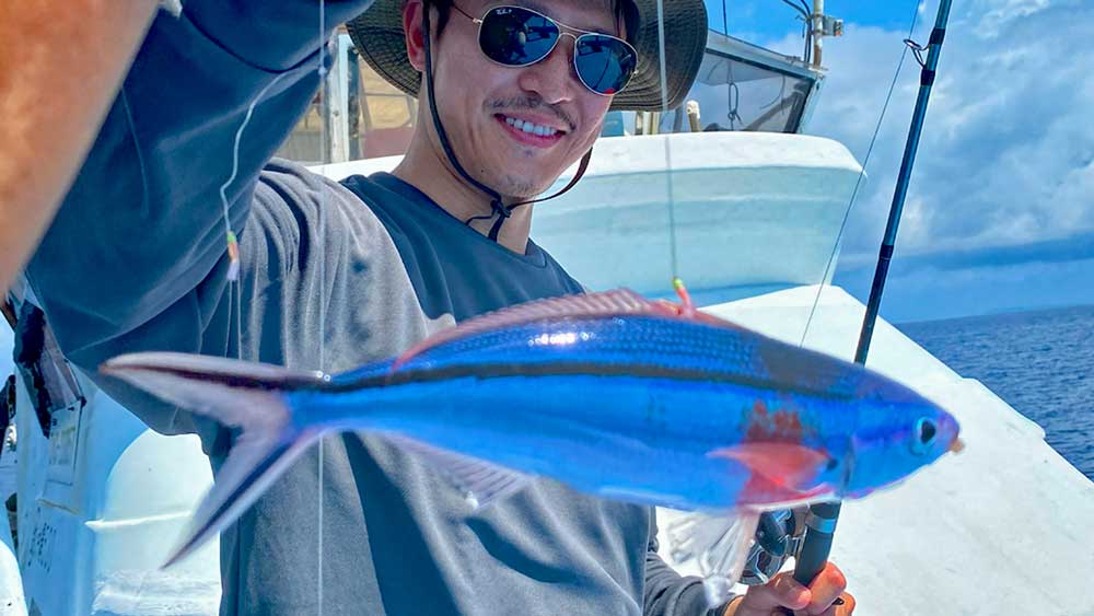 サビキ釣りでグルクンを釣り上げた男性