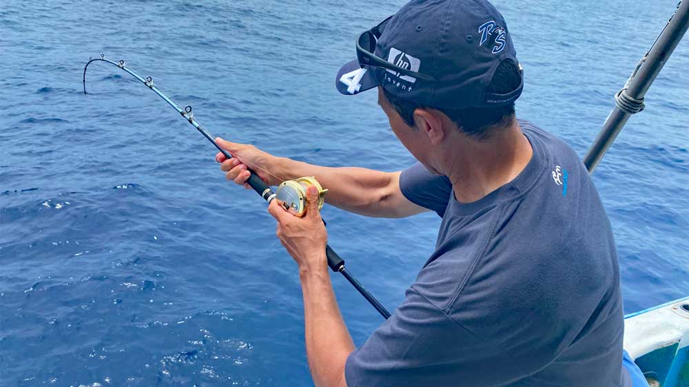 ジギングでカンパチ釣りをしている男性