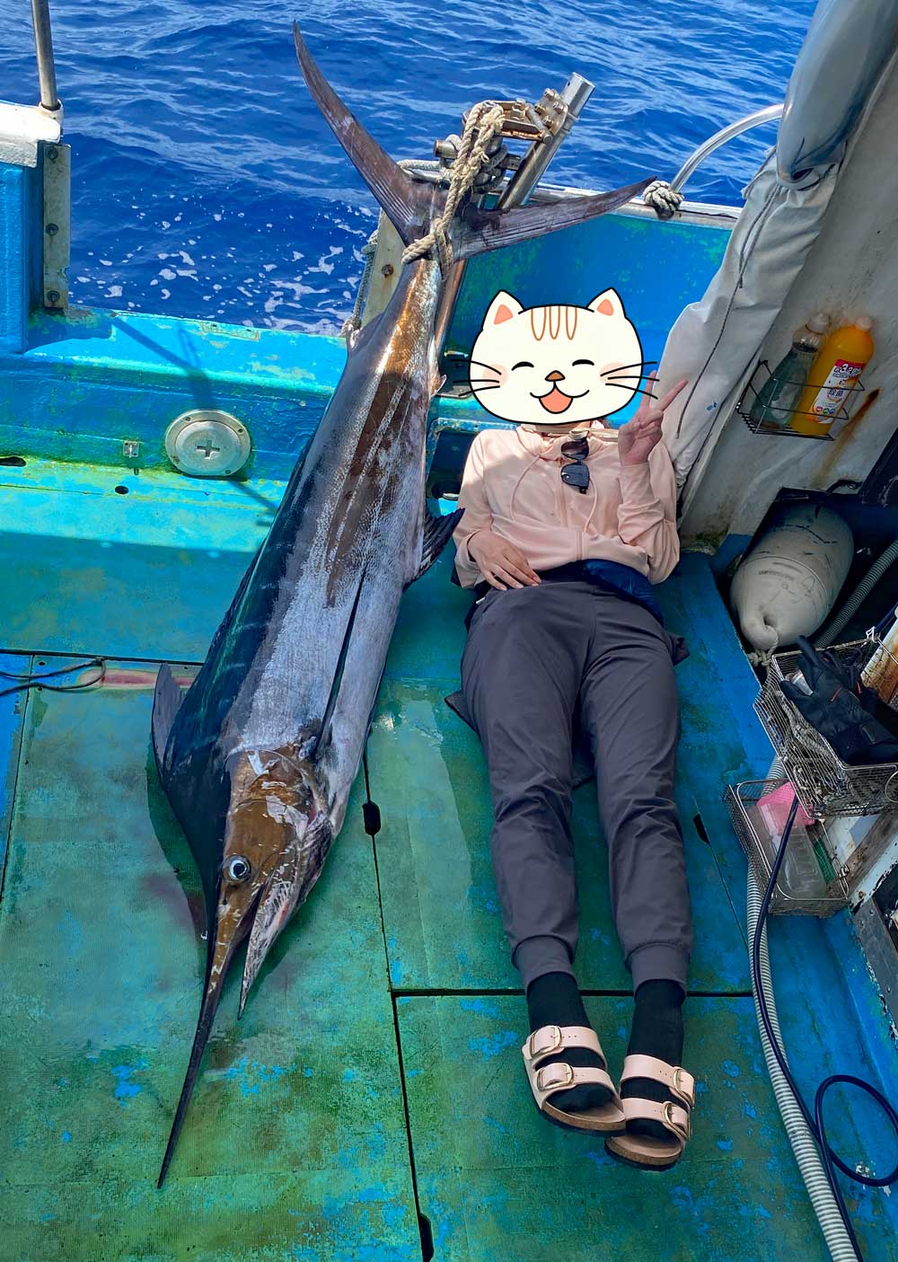 カジキを釣り上げた女性