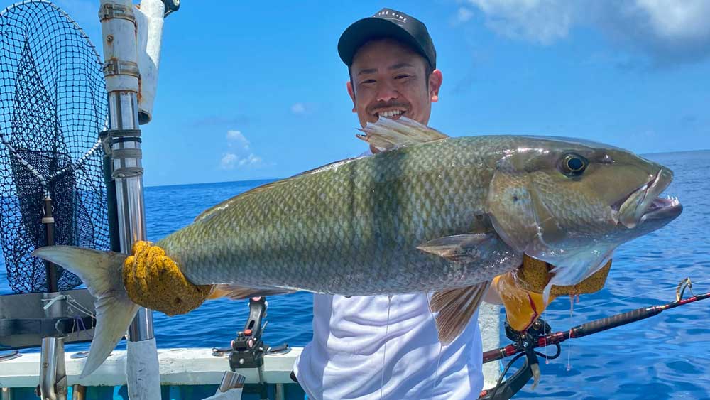 沖縄の沖釣りで8kgのアオチビキを釣り上げた男性