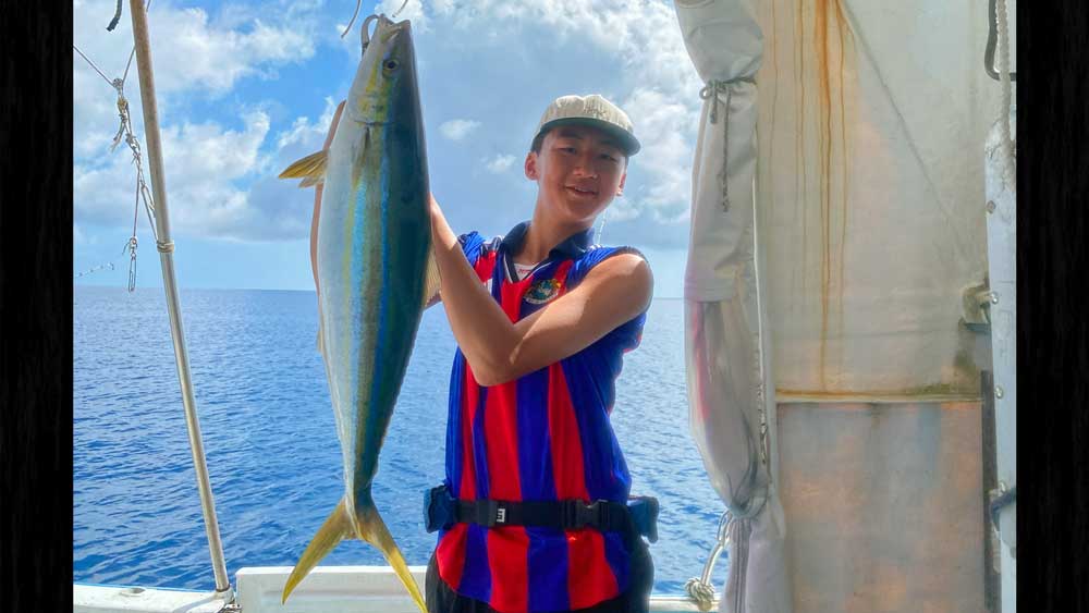 沖縄でツムブリを釣り上げた少年