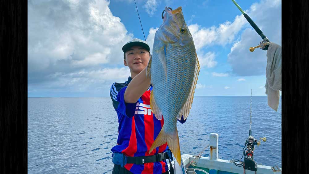 沖縄でタマン/ハマフエフキを釣り上げた少年