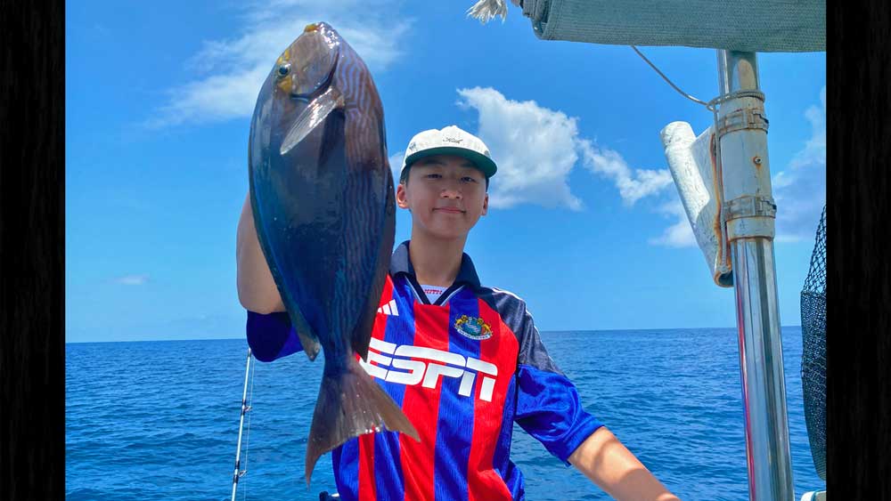 サビキ釣りでヒラニザを釣り上げた少年
