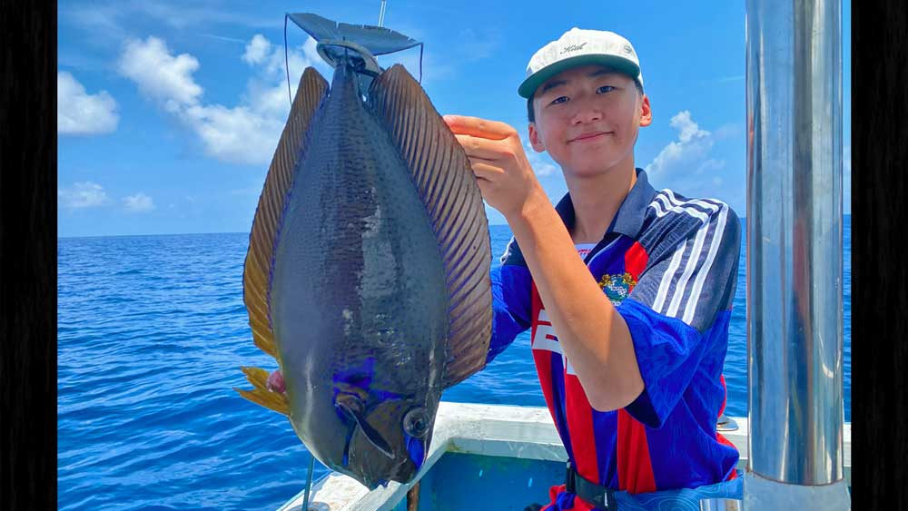 サビキ釣りでサザナミトサカハギを釣り上げた少年