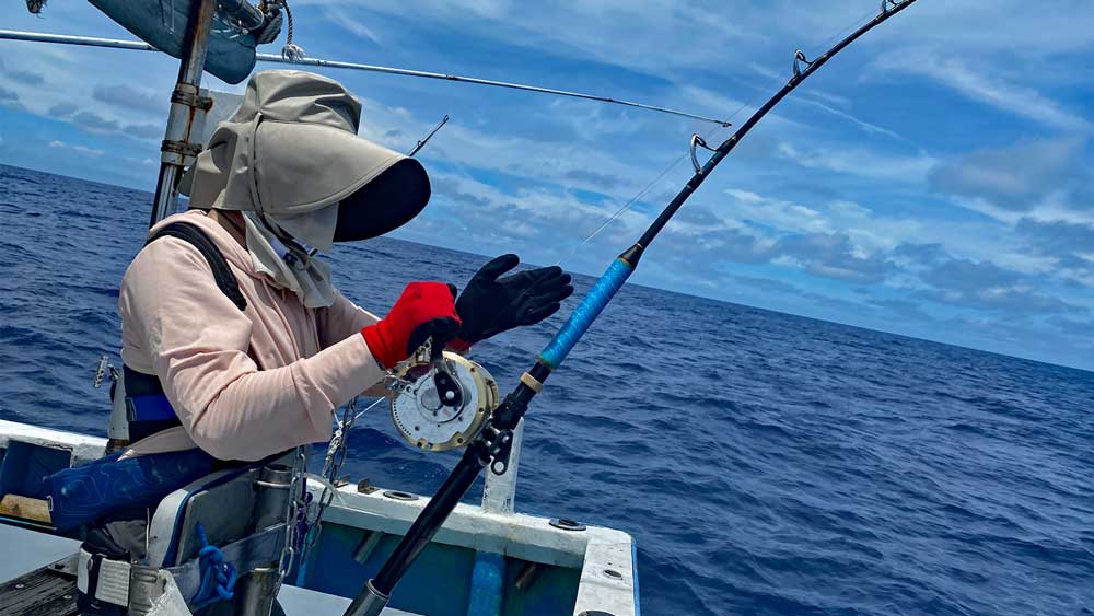 沖縄のトローリングでカジキ釣りをしている女性アングラー