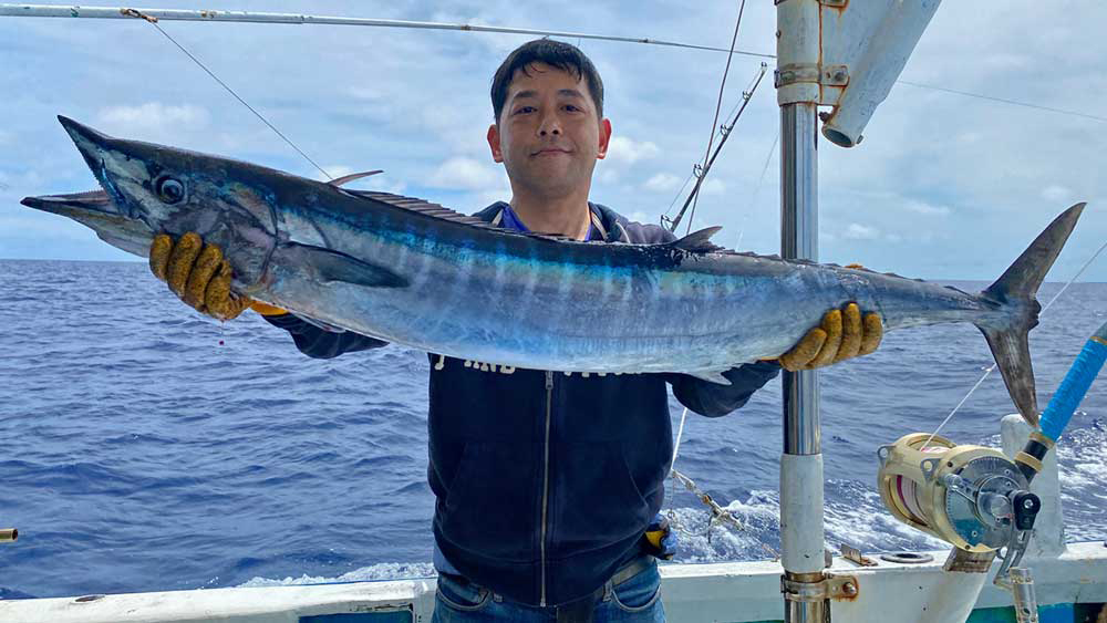 カマスサワラを釣り上げた男性