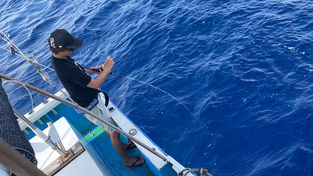ジギングでカンパチ釣りをしている男性