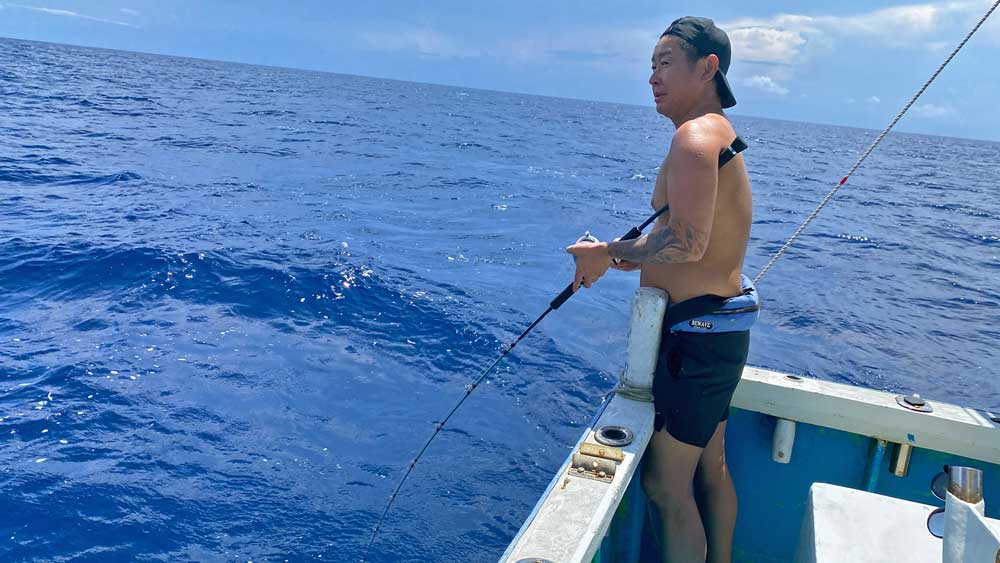 ジギングでカンパチ釣りをしている男性