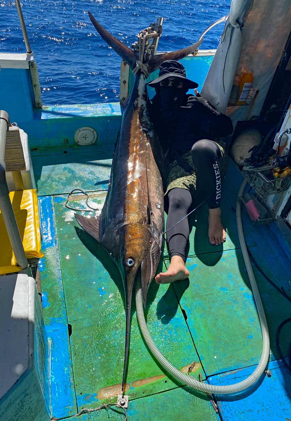 釣り上げたカジキとアングラーの男性