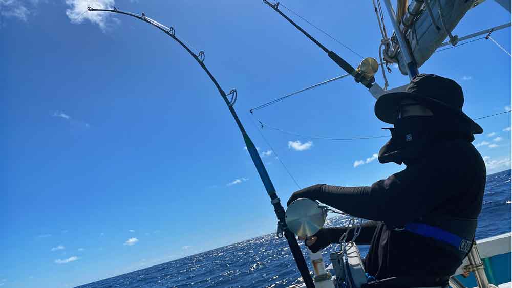 沖縄のトローリングでカジキ釣りをしてる男