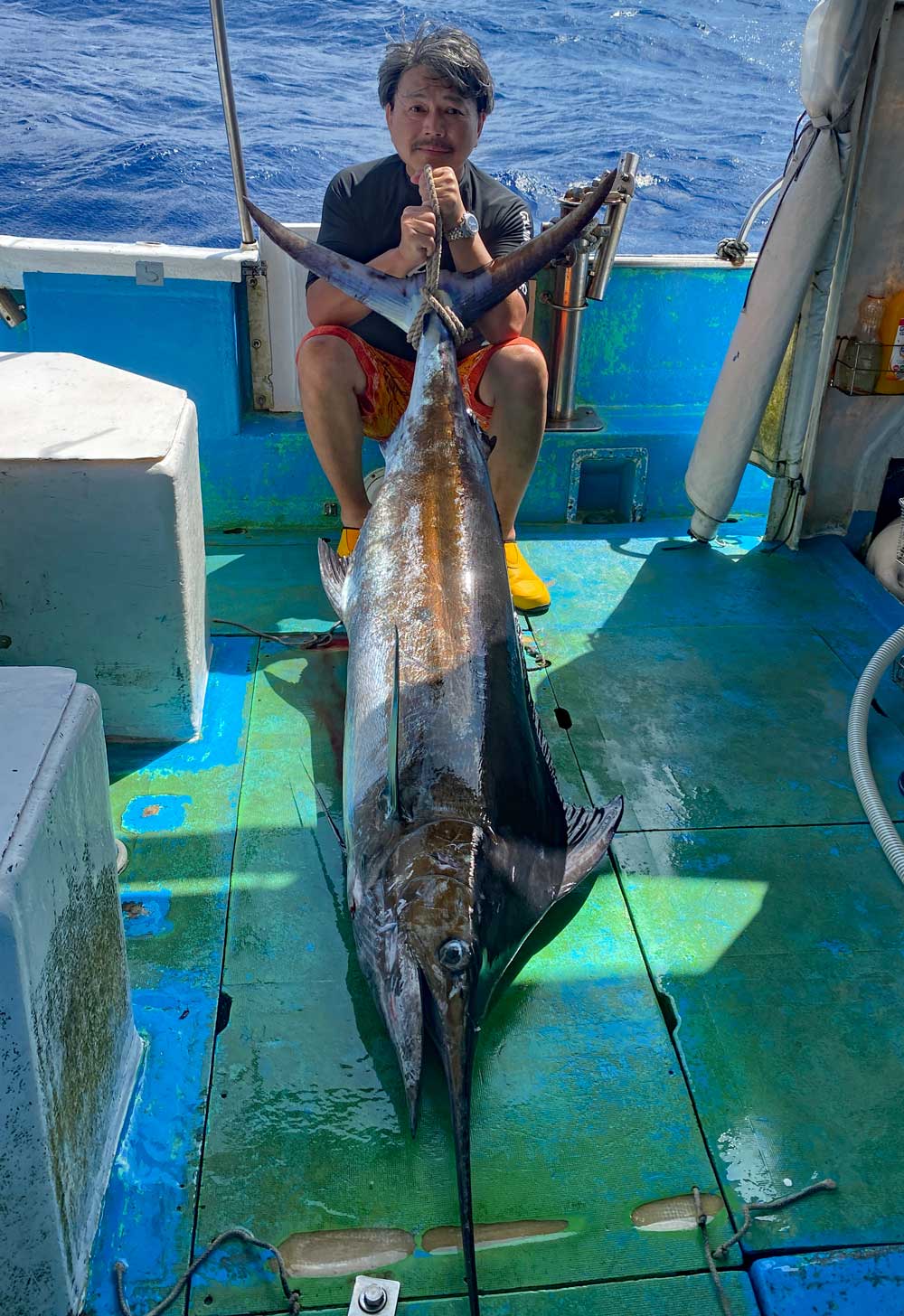 カジキを釣り上げた男性
