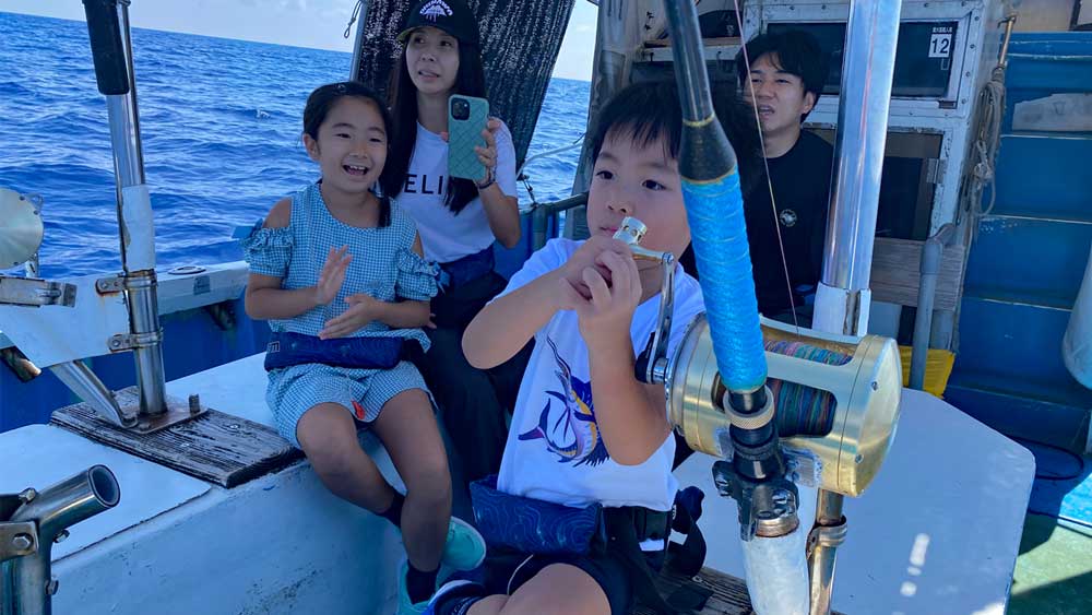 カマスサワラを釣っている4才の少年