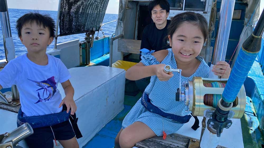 カマスサワラを釣っている少女