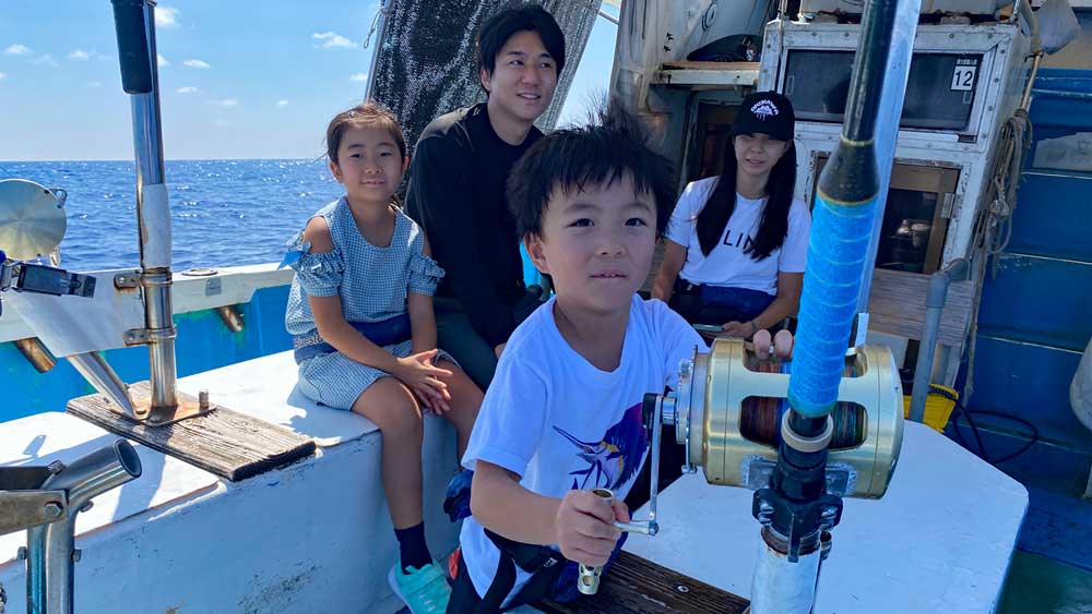 カマスサワラ釣りをしている少年