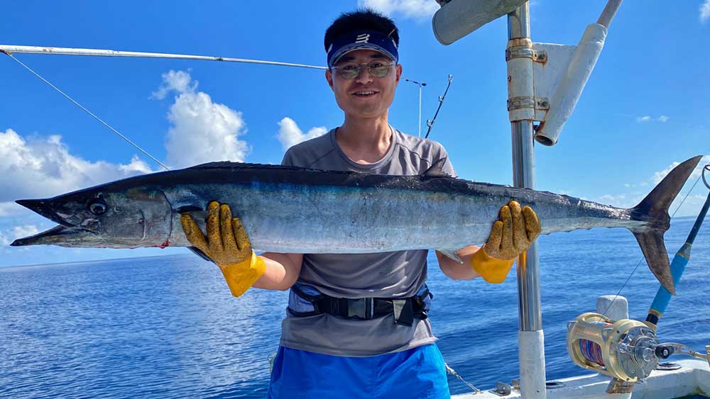 国慶節の沖縄でカマスサワラを釣り上げた男性