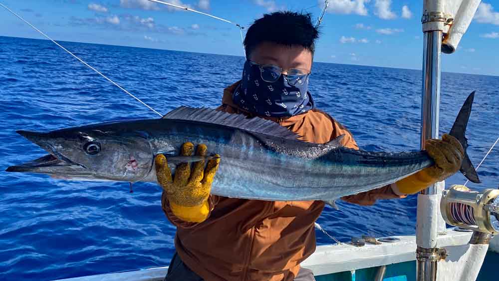 国慶節の沖縄トローリングでカマスサワラを釣り上げた男性