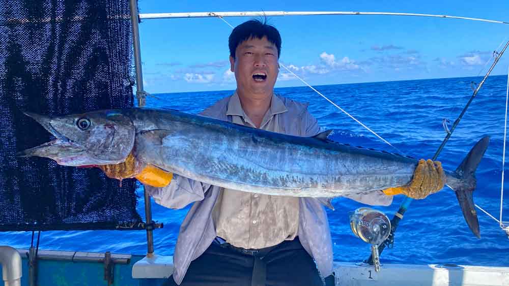国慶節の沖縄トローリングでカマスサワラを釣り上げた男