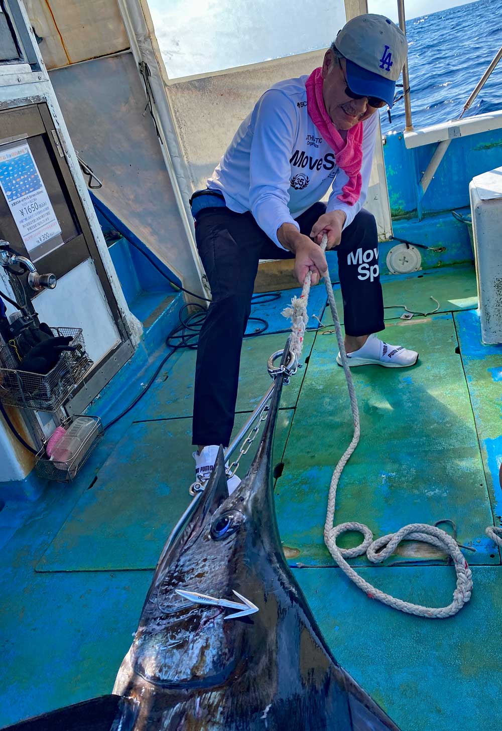 カジキを船に引き上げている東京の男性