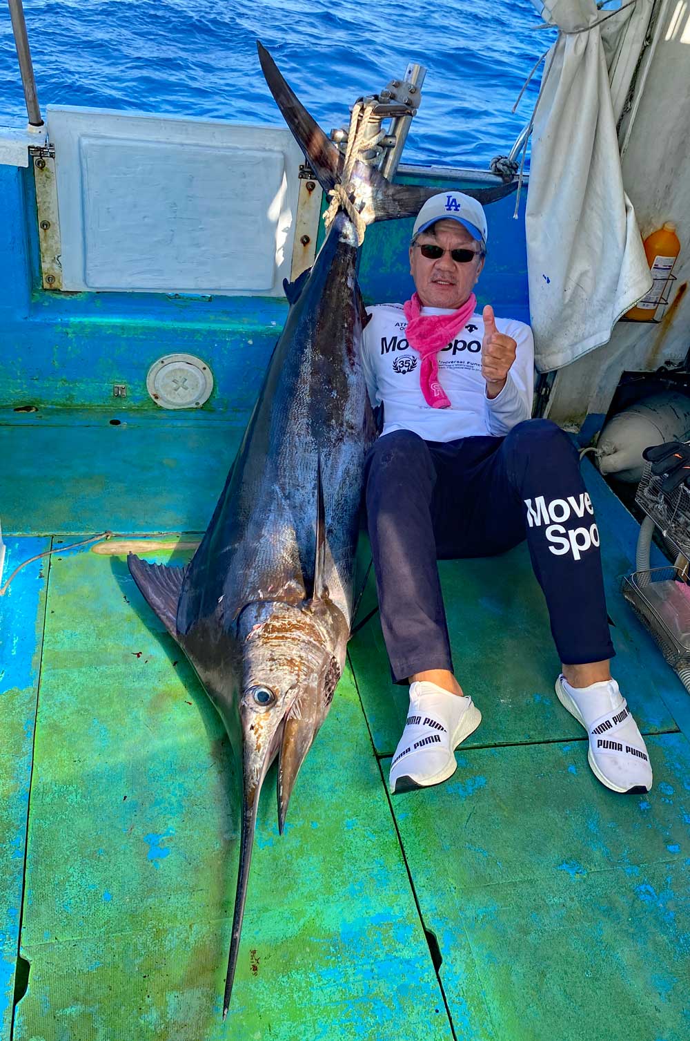 沖縄でカジキを釣り上げた男性