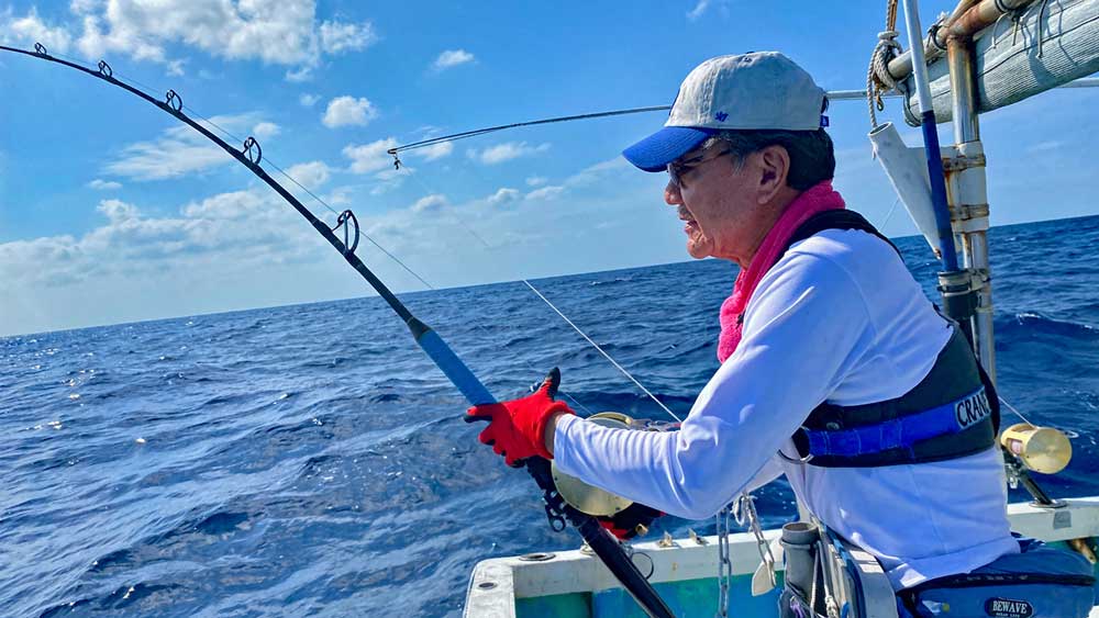 沖縄でカジキトローリングをしている東京の男性