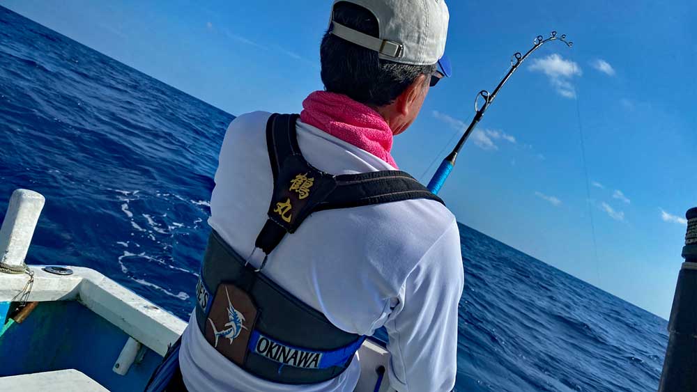 沖縄でカジキを釣っている男性