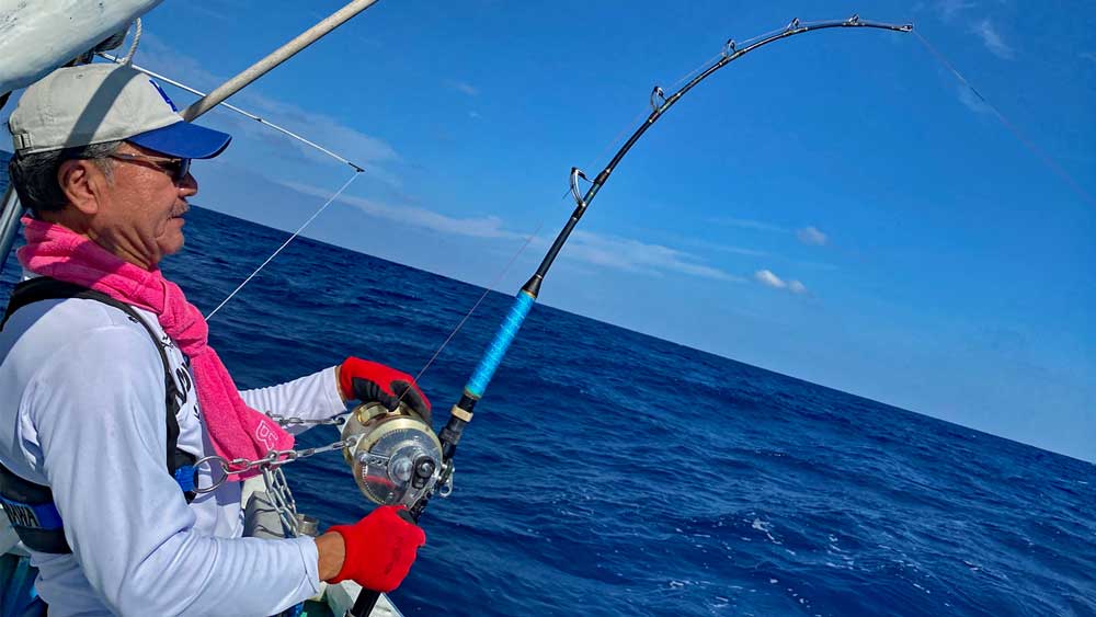 沖縄でカジキ釣りをしている男性